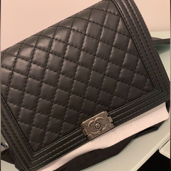 Authentic large Chanel Boy Bag in black calfskin. Comes with full set. - Picture 2 of 12